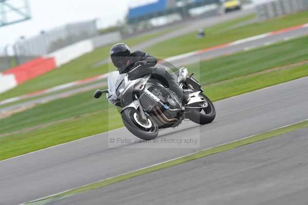 Motorcycle action photographs;Silverstone circuit;Silverstone photographs;Trackday digital images;event digital images;eventdigitalimages;no limits trackday;peter wileman photography;rockingham towcester northamptonshire;trackday;trackday photos