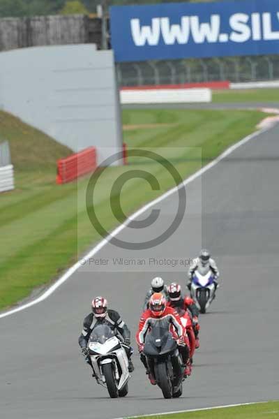 Motorcycle action photographs;Silverstone circuit;Silverstone photographs;Trackday digital images;event digital images;eventdigitalimages;no limits trackday;peter wileman photography;rockingham towcester northamptonshire;trackday;trackday photos