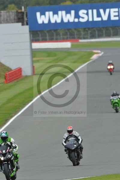 Motorcycle action photographs;Silverstone circuit;Silverstone photographs;Trackday digital images;event digital images;eventdigitalimages;no limits trackday;peter wileman photography;rockingham towcester northamptonshire;trackday;trackday photos