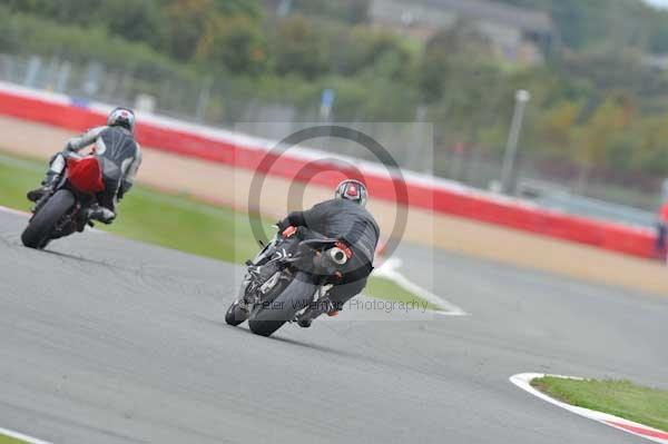 Motorcycle action photographs;Silverstone circuit;Silverstone photographs;Trackday digital images;event digital images;eventdigitalimages;no limits trackday;peter wileman photography;rockingham towcester northamptonshire;trackday;trackday photos