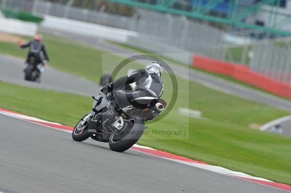 Motorcycle action photographs;Silverstone circuit;Silverstone photographs;Trackday digital images;event digital images;eventdigitalimages;no limits trackday;peter wileman photography;rockingham towcester northamptonshire;trackday;trackday photos