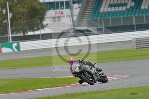 Motorcycle action photographs;Silverstone circuit;Silverstone photographs;Trackday digital images;event digital images;eventdigitalimages;no limits trackday;peter wileman photography;rockingham towcester northamptonshire;trackday;trackday photos