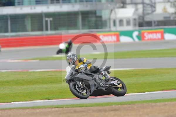 Motorcycle action photographs;Silverstone circuit;Silverstone photographs;Trackday digital images;event digital images;eventdigitalimages;no limits trackday;peter wileman photography;rockingham towcester northamptonshire;trackday;trackday photos