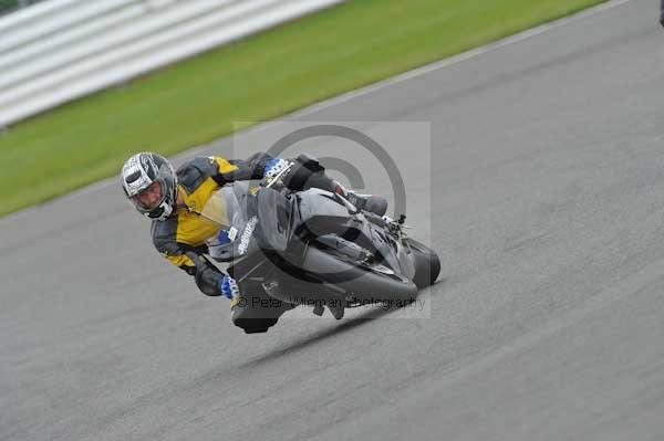 Motorcycle action photographs;Silverstone circuit;Silverstone photographs;Trackday digital images;event digital images;eventdigitalimages;no limits trackday;peter wileman photography;rockingham towcester northamptonshire;trackday;trackday photos