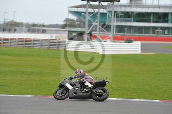 Motorcycle action photographs;Silverstone circuit;Silverstone photographs;Trackday digital images;event digital images;eventdigitalimages;no limits trackday;peter wileman photography;rockingham towcester northamptonshire;trackday;trackday photos