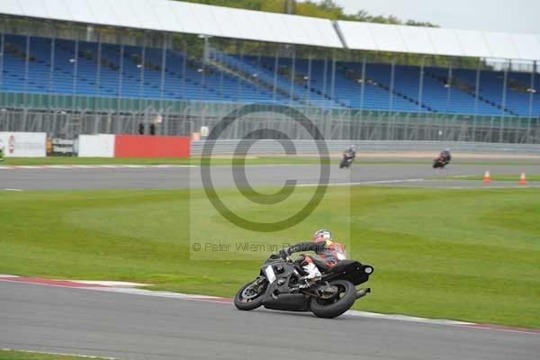 Motorcycle action photographs;Silverstone circuit;Silverstone photographs;Trackday digital images;event digital images;eventdigitalimages;no limits trackday;peter wileman photography;rockingham towcester northamptonshire;trackday;trackday photos