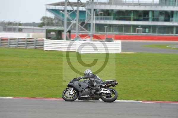 Motorcycle action photographs;Silverstone circuit;Silverstone photographs;Trackday digital images;event digital images;eventdigitalimages;no limits trackday;peter wileman photography;rockingham towcester northamptonshire;trackday;trackday photos