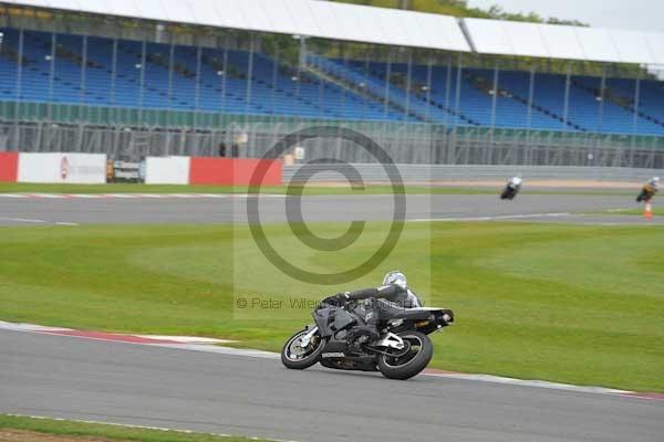 Motorcycle action photographs;Silverstone circuit;Silverstone photographs;Trackday digital images;event digital images;eventdigitalimages;no limits trackday;peter wileman photography;rockingham towcester northamptonshire;trackday;trackday photos