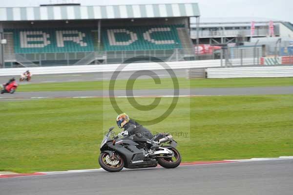 Motorcycle action photographs;Silverstone circuit;Silverstone photographs;Trackday digital images;event digital images;eventdigitalimages;no limits trackday;peter wileman photography;rockingham towcester northamptonshire;trackday;trackday photos