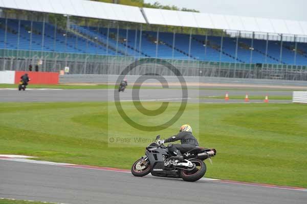 Motorcycle action photographs;Silverstone circuit;Silverstone photographs;Trackday digital images;event digital images;eventdigitalimages;no limits trackday;peter wileman photography;rockingham towcester northamptonshire;trackday;trackday photos