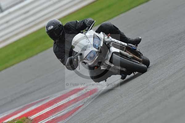 Motorcycle action photographs;Silverstone circuit;Silverstone photographs;Trackday digital images;event digital images;eventdigitalimages;no limits trackday;peter wileman photography;rockingham towcester northamptonshire;trackday;trackday photos