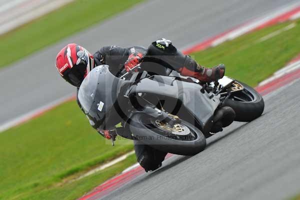 Motorcycle action photographs;Silverstone circuit;Silverstone photographs;Trackday digital images;event digital images;eventdigitalimages;no limits trackday;peter wileman photography;rockingham towcester northamptonshire;trackday;trackday photos