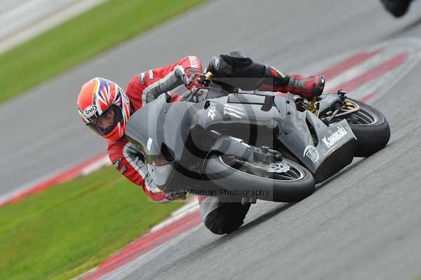 Motorcycle action photographs;Silverstone circuit;Silverstone photographs;Trackday digital images;event digital images;eventdigitalimages;no limits trackday;peter wileman photography;rockingham towcester northamptonshire;trackday;trackday photos