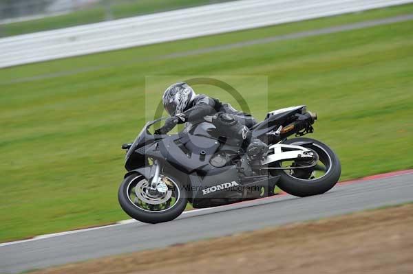 Motorcycle action photographs;Silverstone circuit;Silverstone photographs;Trackday digital images;event digital images;eventdigitalimages;no limits trackday;peter wileman photography;rockingham towcester northamptonshire;trackday;trackday photos