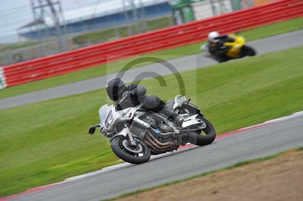 Motorcycle action photographs;Silverstone circuit;Silverstone photographs;Trackday digital images;event digital images;eventdigitalimages;no limits trackday;peter wileman photography;rockingham towcester northamptonshire;trackday;trackday photos