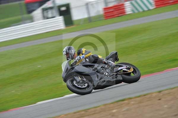 Motorcycle action photographs;Silverstone circuit;Silverstone photographs;Trackday digital images;event digital images;eventdigitalimages;no limits trackday;peter wileman photography;rockingham towcester northamptonshire;trackday;trackday photos