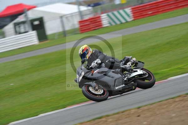 Motorcycle action photographs;Silverstone circuit;Silverstone photographs;Trackday digital images;event digital images;eventdigitalimages;no limits trackday;peter wileman photography;rockingham towcester northamptonshire;trackday;trackday photos