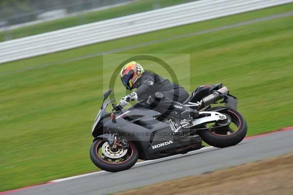 Motorcycle action photographs;Silverstone circuit;Silverstone photographs;Trackday digital images;event digital images;eventdigitalimages;no limits trackday;peter wileman photography;rockingham towcester northamptonshire;trackday;trackday photos