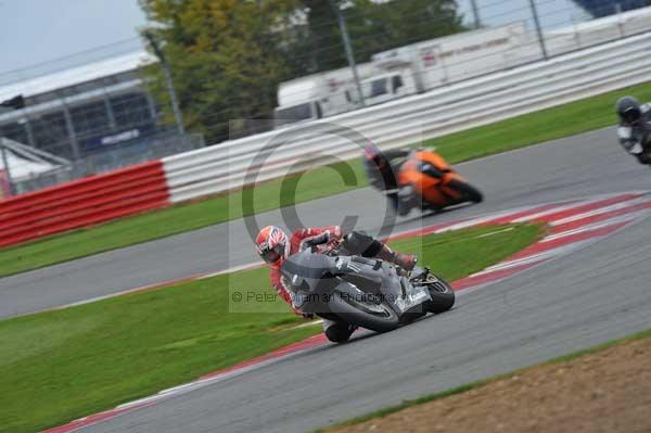 Motorcycle action photographs;Silverstone circuit;Silverstone photographs;Trackday digital images;event digital images;eventdigitalimages;no limits trackday;peter wileman photography;rockingham towcester northamptonshire;trackday;trackday photos