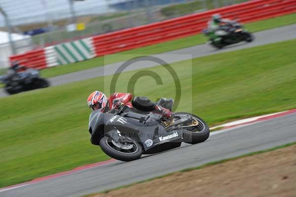 Motorcycle action photographs;Silverstone circuit;Silverstone photographs;Trackday digital images;event digital images;eventdigitalimages;no limits trackday;peter wileman photography;rockingham towcester northamptonshire;trackday;trackday photos