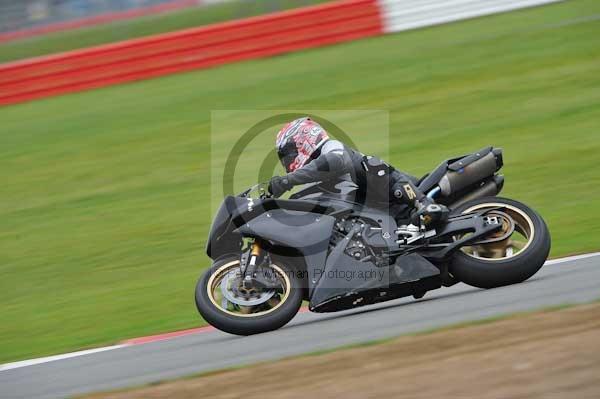 Motorcycle action photographs;Silverstone circuit;Silverstone photographs;Trackday digital images;event digital images;eventdigitalimages;no limits trackday;peter wileman photography;rockingham towcester northamptonshire;trackday;trackday photos