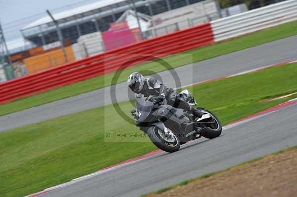 Motorcycle action photographs;Silverstone circuit;Silverstone photographs;Trackday digital images;event digital images;eventdigitalimages;no limits trackday;peter wileman photography;rockingham towcester northamptonshire;trackday;trackday photos