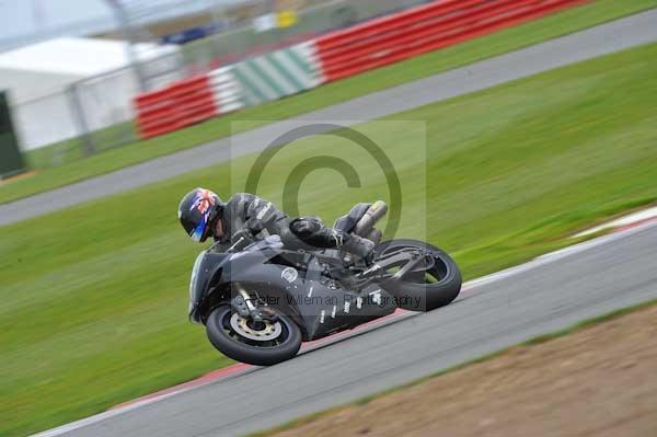 Motorcycle action photographs;Silverstone circuit;Silverstone photographs;Trackday digital images;event digital images;eventdigitalimages;no limits trackday;peter wileman photography;rockingham towcester northamptonshire;trackday;trackday photos