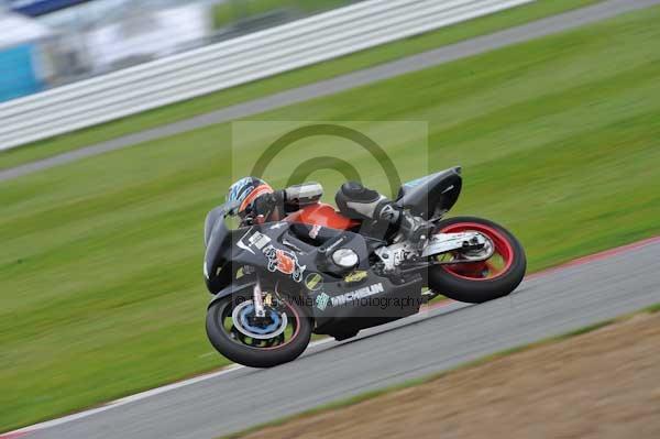 Motorcycle action photographs;Silverstone circuit;Silverstone photographs;Trackday digital images;event digital images;eventdigitalimages;no limits trackday;peter wileman photography;rockingham towcester northamptonshire;trackday;trackday photos