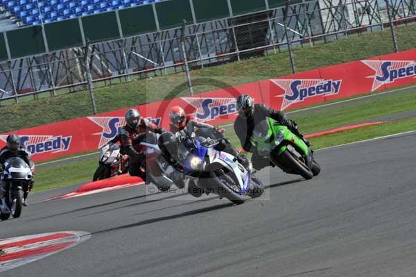 Motorcycle action photographs;Silverstone circuit;Silverstone photographs;Trackday digital images;event digital images;eventdigitalimages;no limits trackday;peter wileman photography;rockingham towcester northamptonshire;trackday;trackday photos