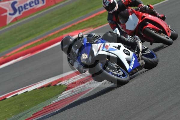 Motorcycle action photographs;Silverstone circuit;Silverstone photographs;Trackday digital images;event digital images;eventdigitalimages;no limits trackday;peter wileman photography;rockingham towcester northamptonshire;trackday;trackday photos