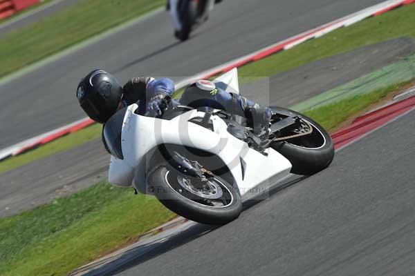 Motorcycle action photographs;Silverstone circuit;Silverstone photographs;Trackday digital images;event digital images;eventdigitalimages;no limits trackday;peter wileman photography;rockingham towcester northamptonshire;trackday;trackday photos