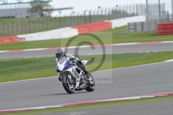 Motorcycle action photographs;Silverstone circuit;Silverstone photographs;Trackday digital images;event digital images;eventdigitalimages;no limits trackday;peter wileman photography;rockingham towcester northamptonshire;trackday;trackday photos