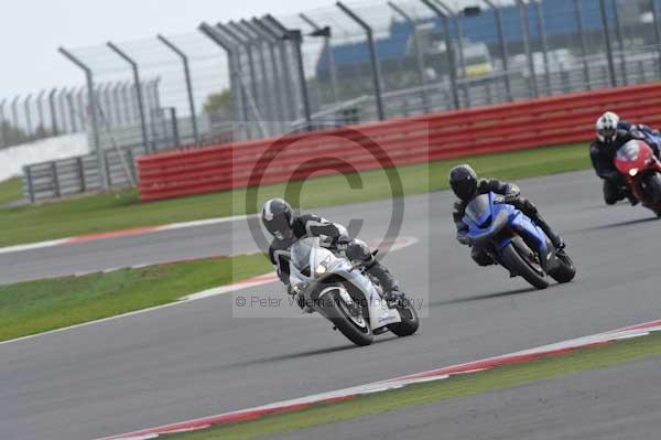 Motorcycle action photographs;Silverstone circuit;Silverstone photographs;Trackday digital images;event digital images;eventdigitalimages;no limits trackday;peter wileman photography;rockingham towcester northamptonshire;trackday;trackday photos