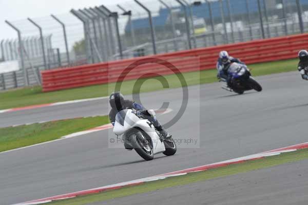 Motorcycle action photographs;Silverstone circuit;Silverstone photographs;Trackday digital images;event digital images;eventdigitalimages;no limits trackday;peter wileman photography;rockingham towcester northamptonshire;trackday;trackday photos