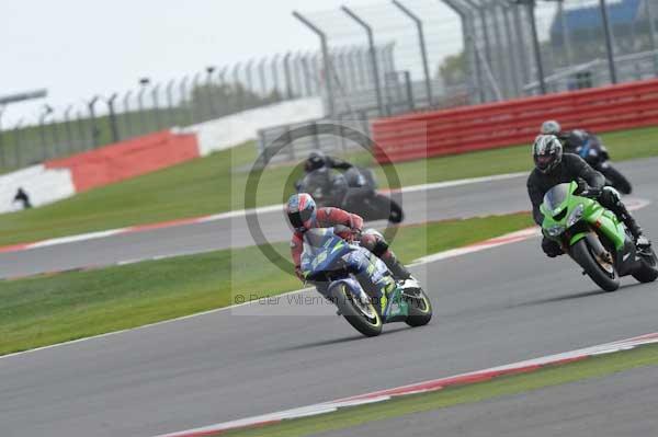 Motorcycle action photographs;Silverstone circuit;Silverstone photographs;Trackday digital images;event digital images;eventdigitalimages;no limits trackday;peter wileman photography;rockingham towcester northamptonshire;trackday;trackday photos