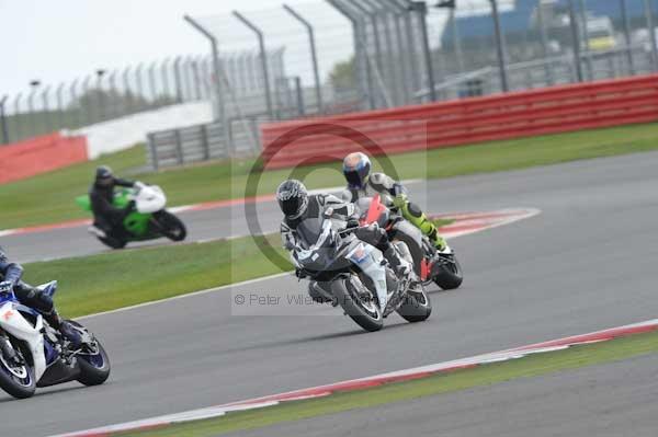 Motorcycle action photographs;Silverstone circuit;Silverstone photographs;Trackday digital images;event digital images;eventdigitalimages;no limits trackday;peter wileman photography;rockingham towcester northamptonshire;trackday;trackday photos