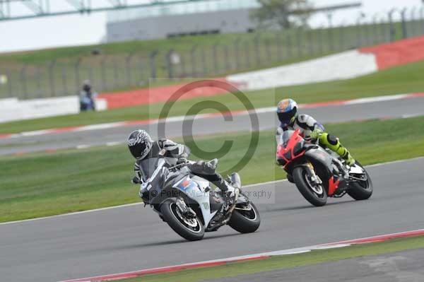 Motorcycle action photographs;Silverstone circuit;Silverstone photographs;Trackday digital images;event digital images;eventdigitalimages;no limits trackday;peter wileman photography;rockingham towcester northamptonshire;trackday;trackday photos