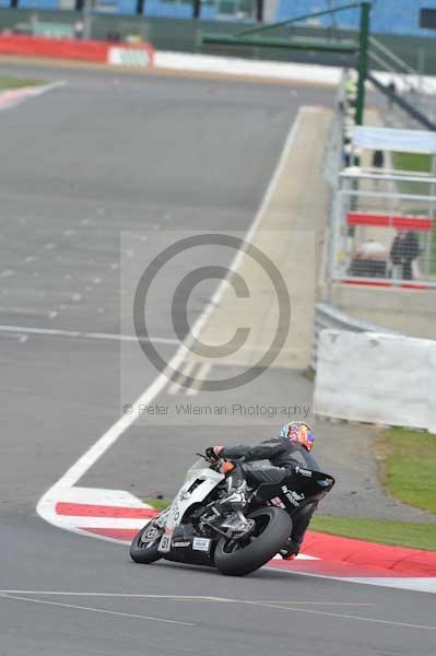 Motorcycle action photographs;Silverstone circuit;Silverstone photographs;Trackday digital images;event digital images;eventdigitalimages;no limits trackday;peter wileman photography;rockingham towcester northamptonshire;trackday;trackday photos