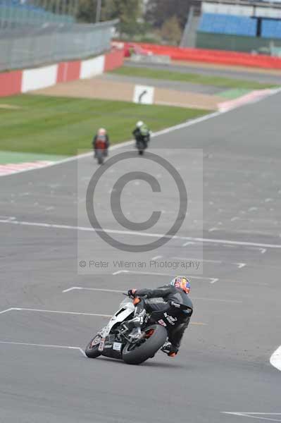 Motorcycle action photographs;Silverstone circuit;Silverstone photographs;Trackday digital images;event digital images;eventdigitalimages;no limits trackday;peter wileman photography;rockingham towcester northamptonshire;trackday;trackday photos