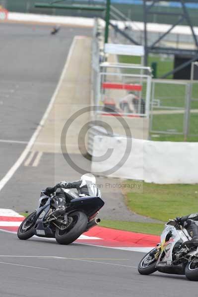 Motorcycle action photographs;Silverstone circuit;Silverstone photographs;Trackday digital images;event digital images;eventdigitalimages;no limits trackday;peter wileman photography;rockingham towcester northamptonshire;trackday;trackday photos