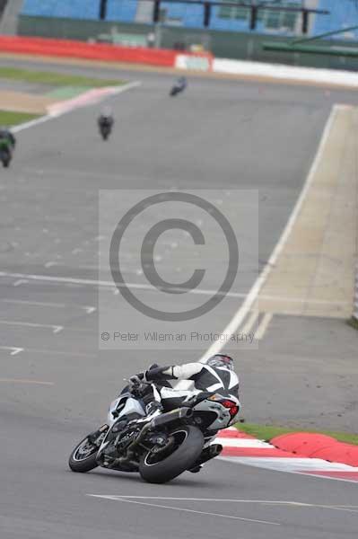 Motorcycle action photographs;Silverstone circuit;Silverstone photographs;Trackday digital images;event digital images;eventdigitalimages;no limits trackday;peter wileman photography;rockingham towcester northamptonshire;trackday;trackday photos