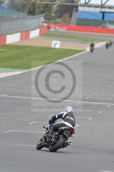 Motorcycle action photographs;Silverstone circuit;Silverstone photographs;Trackday digital images;event digital images;eventdigitalimages;no limits trackday;peter wileman photography;rockingham towcester northamptonshire;trackday;trackday photos