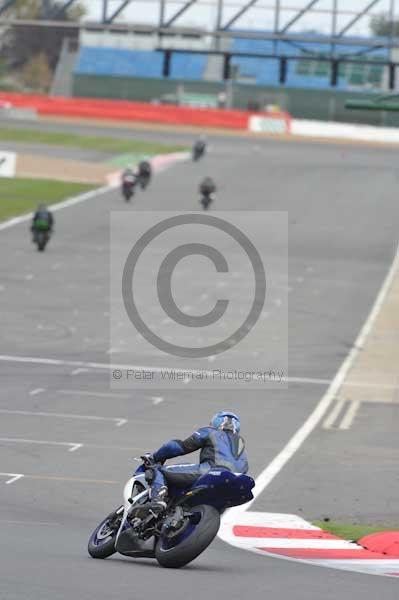 Motorcycle action photographs;Silverstone circuit;Silverstone photographs;Trackday digital images;event digital images;eventdigitalimages;no limits trackday;peter wileman photography;rockingham towcester northamptonshire;trackday;trackday photos