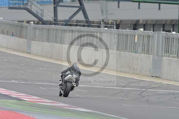 Motorcycle action photographs;Silverstone circuit;Silverstone photographs;Trackday digital images;event digital images;eventdigitalimages;no limits trackday;peter wileman photography;rockingham towcester northamptonshire;trackday;trackday photos