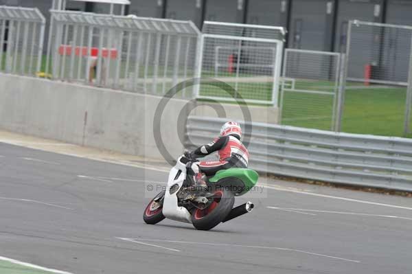 Motorcycle action photographs;Silverstone circuit;Silverstone photographs;Trackday digital images;event digital images;eventdigitalimages;no limits trackday;peter wileman photography;rockingham towcester northamptonshire;trackday;trackday photos