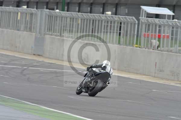 Motorcycle action photographs;Silverstone circuit;Silverstone photographs;Trackday digital images;event digital images;eventdigitalimages;no limits trackday;peter wileman photography;rockingham towcester northamptonshire;trackday;trackday photos