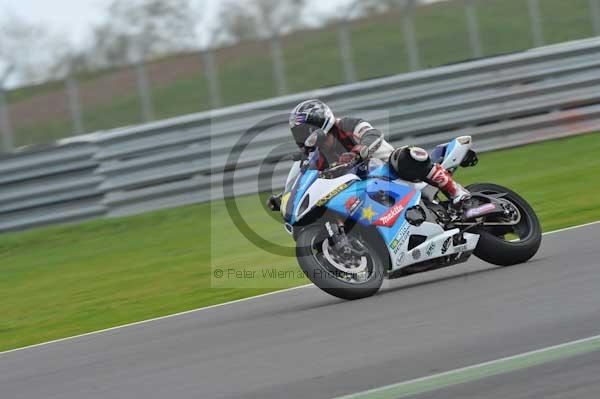 Motorcycle action photographs;Silverstone circuit;Silverstone photographs;Trackday digital images;event digital images;eventdigitalimages;no limits trackday;peter wileman photography;rockingham towcester northamptonshire;trackday;trackday photos