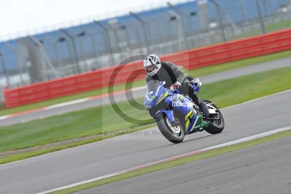 Motorcycle action photographs;Silverstone circuit;Silverstone photographs;Trackday digital images;event digital images;eventdigitalimages;no limits trackday;peter wileman photography;rockingham towcester northamptonshire;trackday;trackday photos