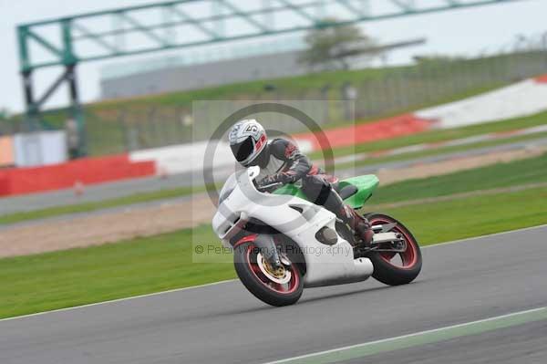 Motorcycle action photographs;Silverstone circuit;Silverstone photographs;Trackday digital images;event digital images;eventdigitalimages;no limits trackday;peter wileman photography;rockingham towcester northamptonshire;trackday;trackday photos