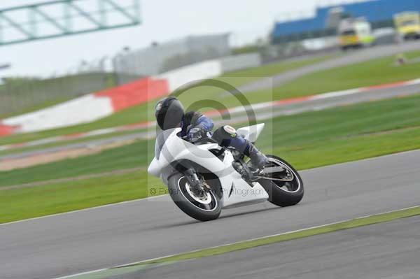 Motorcycle action photographs;Silverstone circuit;Silverstone photographs;Trackday digital images;event digital images;eventdigitalimages;no limits trackday;peter wileman photography;rockingham towcester northamptonshire;trackday;trackday photos